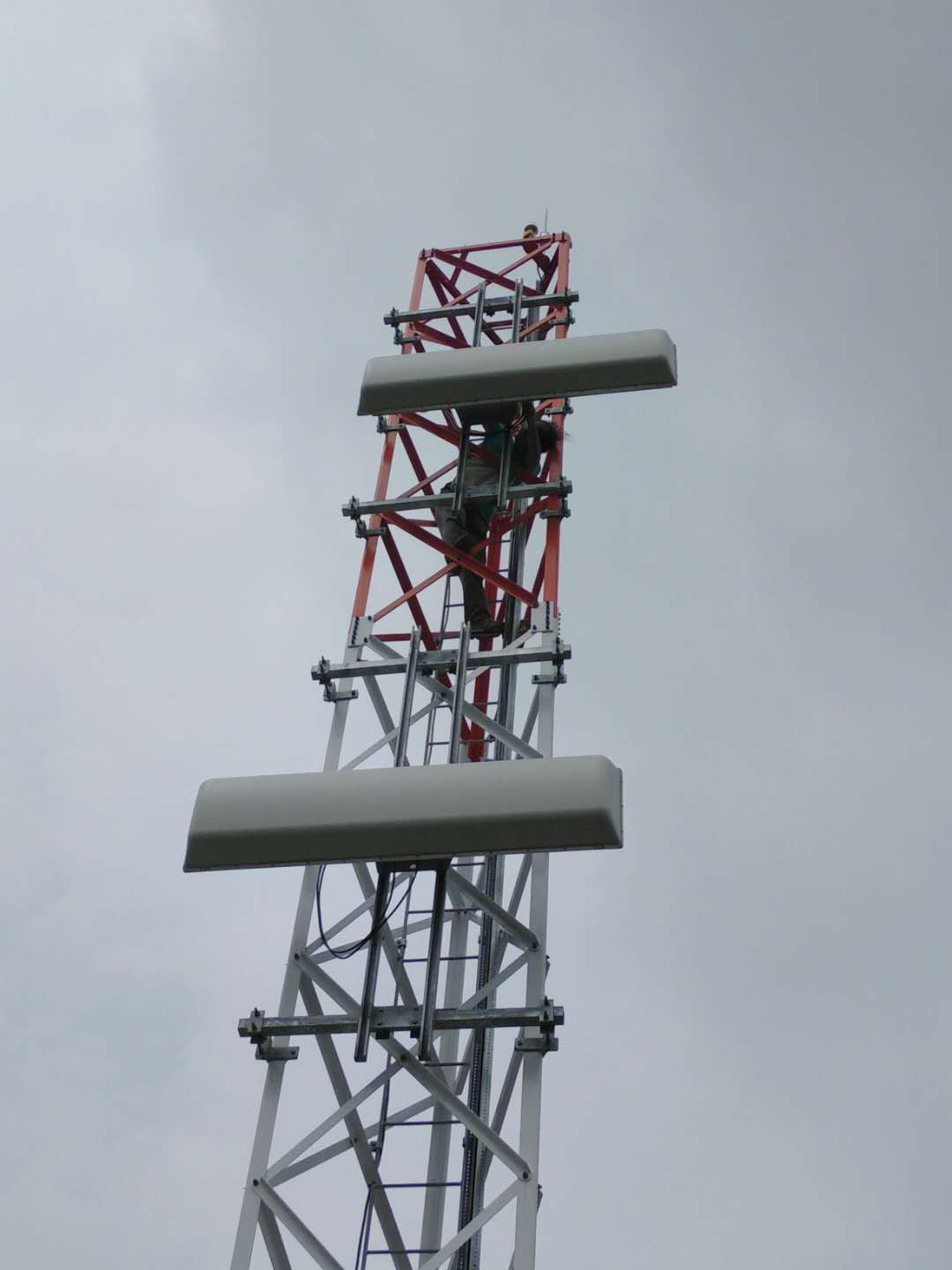 技术人员爬上铁塔调试设备.jpg